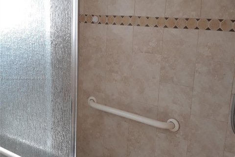 Condo in Hallandale Beach, Florida, 2 bedrooms  № 1971923 - photo 17