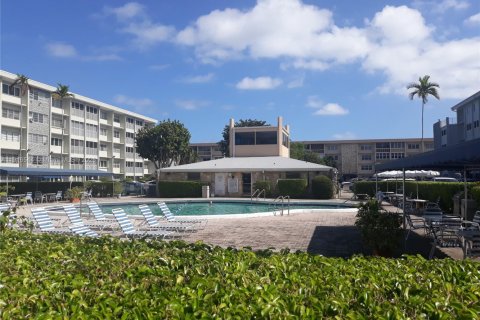 Condo in Hallandale Beach, Florida, 2 bedrooms  № 1971923 - photo 18