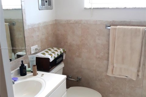 Condo in Hallandale Beach, Florida, 2 bedrooms  № 1971923 - photo 16