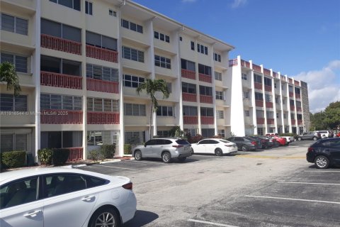 Condo in Hallandale Beach, Florida, 2 bedrooms  № 1971923 - photo 19