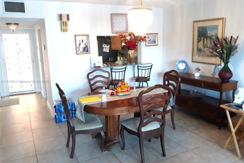 Condo in Hallandale Beach, Florida, 2 bedrooms  № 1971923 - photo 6