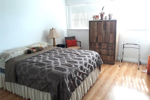 Condo in Hallandale Beach, Florida, 2 bedrooms  № 1971923 - photo 12