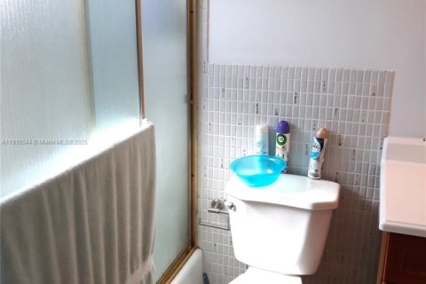 Condo in Hallandale Beach, Florida, 2 bedrooms  № 1971923 - photo 15