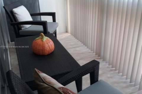 Condo in Hallandale Beach, Florida, 2 bedrooms  № 1971923 - photo 10