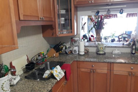 Condo in Hallandale Beach, Florida, 2 bedrooms  № 1971923 - photo 4