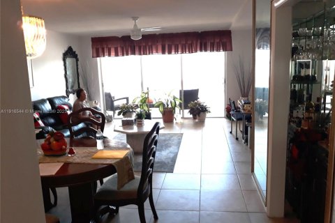 Condo in Hallandale Beach, Florida, 2 bedrooms  № 1971923 - photo 5