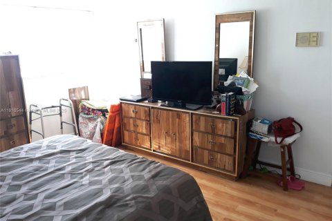 Condo in Hallandale Beach, Florida, 2 bedrooms  № 1971923 - photo 13