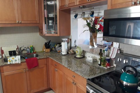 Condo in Hallandale Beach, Florida, 2 bedrooms  № 1971923 - photo 1