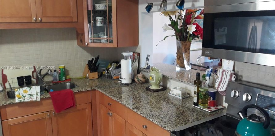Condo in Hallandale Beach, Florida, 2 bedrooms  № 1971923