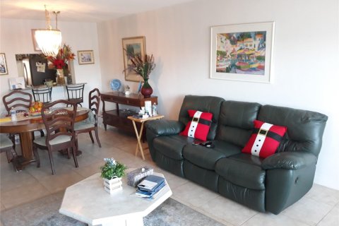 Condo in Hallandale Beach, Florida, 2 bedrooms  № 1971923 - photo 7
