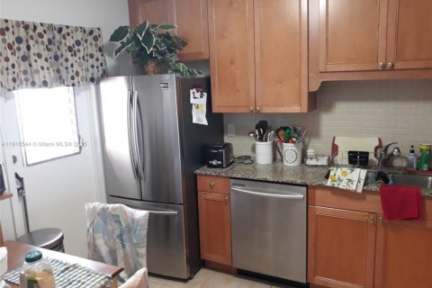 Condo in Hallandale Beach, Florida, 2 bedrooms  № 1971923 - photo 2