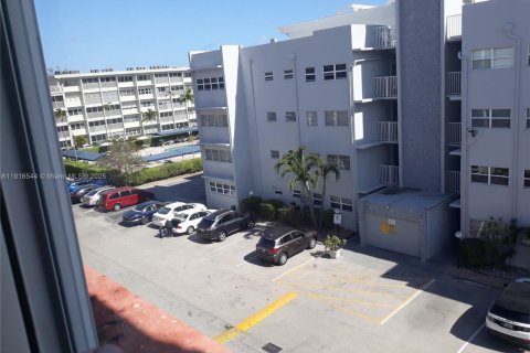 Condo in Hallandale Beach, Florida, 2 bedrooms  № 1971923 - photo 11