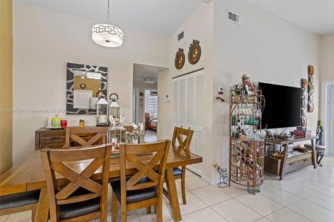 House in Miami Gardens, Florida 4 bedrooms, 118.45 sq.m. № 1759069 - photo 8