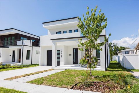 Casa en venta en Saint Petersburg, Florida, 3 dormitorios, 200.2 m2 № 2157606 - foto 2