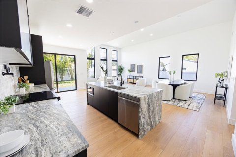 Casa en venta en Saint Petersburg, Florida, 3 dormitorios, 200.2 m2 № 2157606 - foto 6