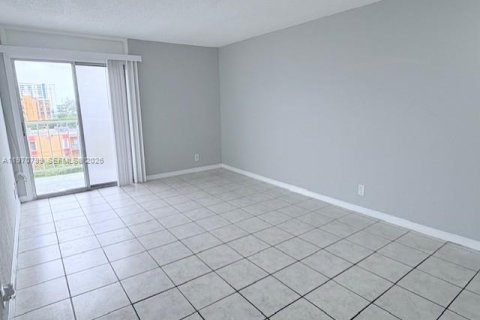 Снять в аренду кондоминиум в Майами, Флорида 1 спальня, 56.21м2, № 2031457 - фото 3