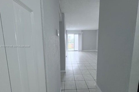 Снять в аренду кондоминиум в Майами, Флорида 1 спальня, 56.21м2, № 2031457 - фото 2