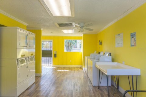 Condo in Brandon, Florida, 2 bedrooms № 2219992 - photo 13
