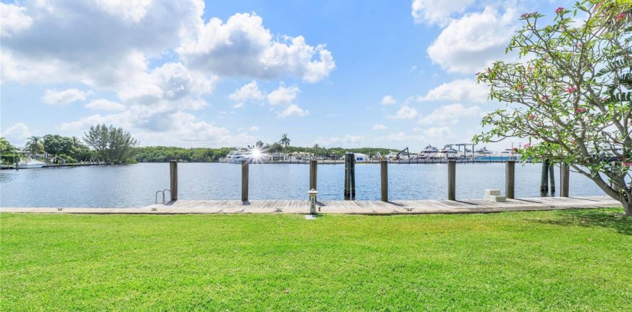 House in Fort Lauderdale, Florida 3 bedrooms, 155.7 sq.m. № 1183453
