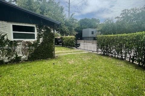 Villa ou maison à louer à Miami, Floride: 3 chambres, 165.09 m2 № 1932975 - photo 2