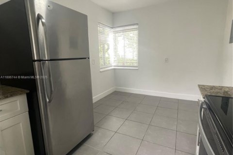 Villa ou maison à louer à Miami, Floride: 3 chambres, 165.09 m2 № 1932975 - photo 11