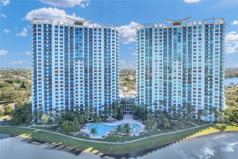 Copropriété à vendre à Sunrise, Floride: 2 chambres, 108.23 m2 № 1798999 - photo 2