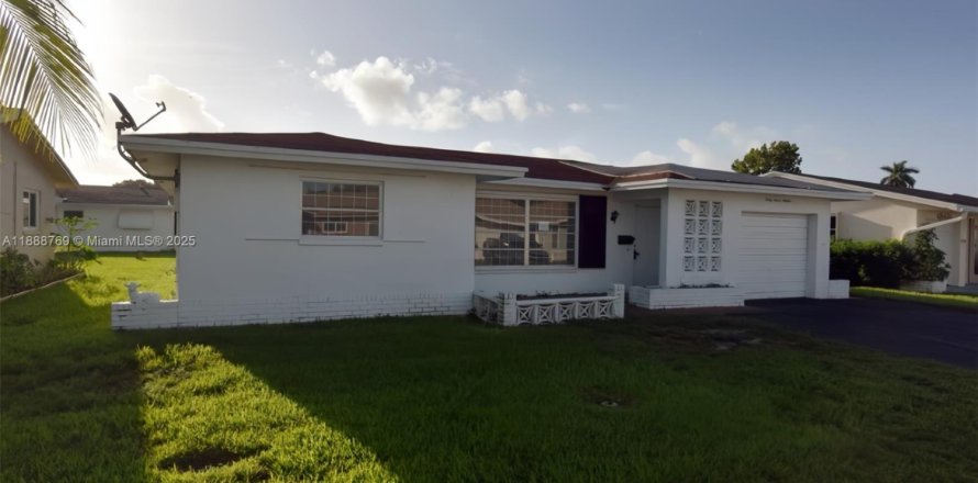 House in Tamarac, Florida 2 bedrooms, 146.69 sq.m. № 1943326