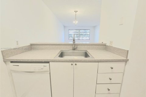 Condo in North Miami, Florida, 1 bedroom  № 1994835 - photo 4