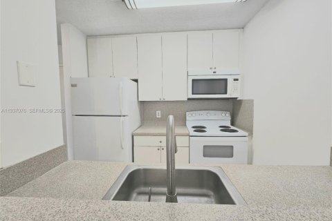 Condo in North Miami, Florida, 1 bedroom  № 1994835 - photo 5