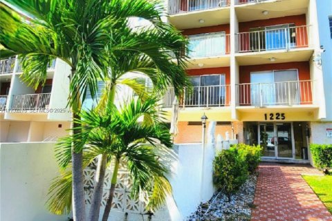 Condo in North Miami, Florida, 1 bedroom  № 1994835 - photo 17