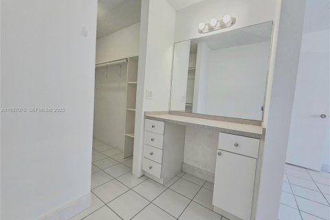 Condo in North Miami, Florida, 1 bedroom  № 1994835 - photo 13