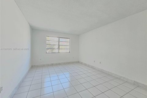 Condo in North Miami, Florida, 1 bedroom  № 1994835 - photo 10