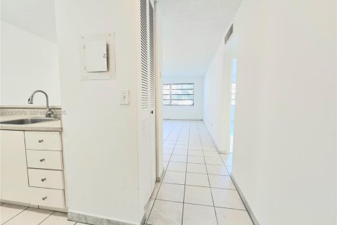 Condo in North Miami, Florida, 1 bedroom  № 1994835 - photo 2