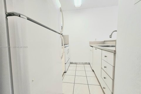 Condo in North Miami, Florida, 1 bedroom  № 1994835 - photo 3