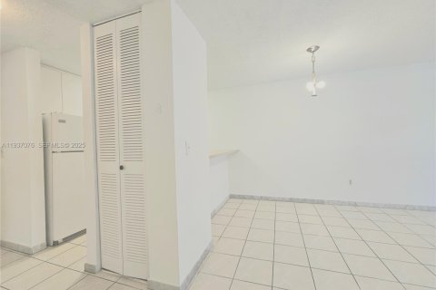 Condo in North Miami, Florida, 1 bedroom  № 1994835 - photo 15
