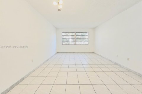 Condo in North Miami, Florida, 1 bedroom  № 1994835 - photo 1
