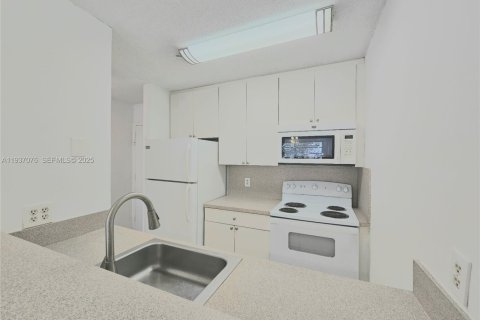 Condo in North Miami, Florida, 1 bedroom  № 1994835 - photo 6