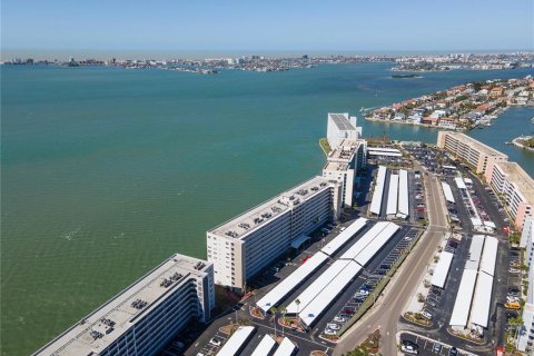 Condo in Gulfport, Florida, 2 bedrooms  № 1724607 - photo 22