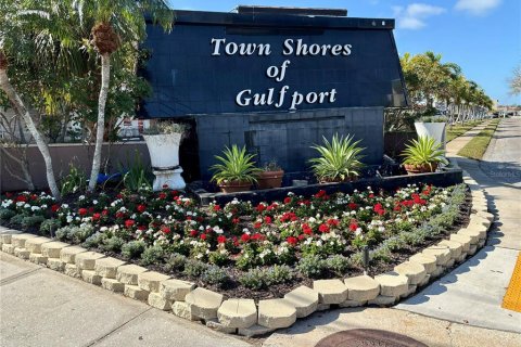Condo in Gulfport, Florida, 2 bedrooms  № 1724607 - photo 2