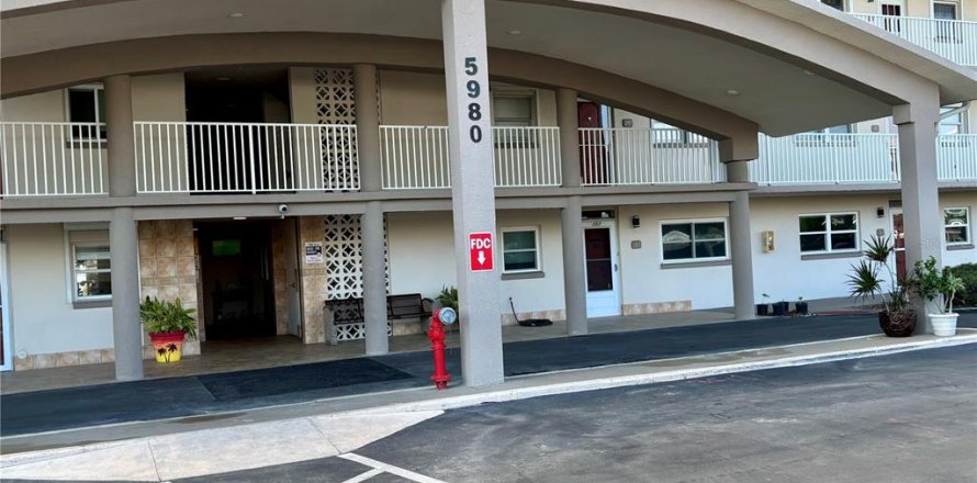 Condo in Gulfport, Florida, 2 bedrooms № 1724607