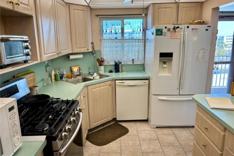 Condo in Gulfport, Florida, 2 bedrooms  № 1724607 - photo 13