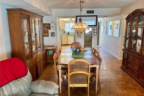 Condo in Gulfport, Florida, 2 bedrooms  № 1724607 - photo 8