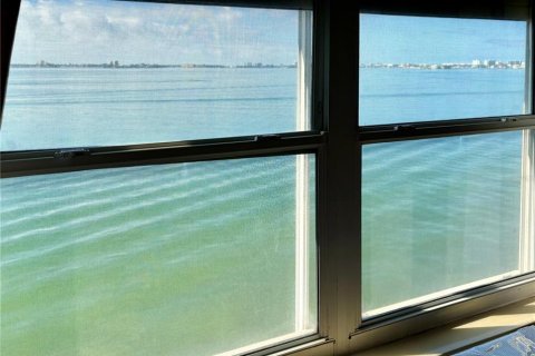 Condo in Gulfport, Florida, 2 bedrooms  № 1724607 - photo 6