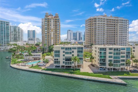 Condo in Sarasota, Florida, 2 bedrooms  № 1619501 - photo 1