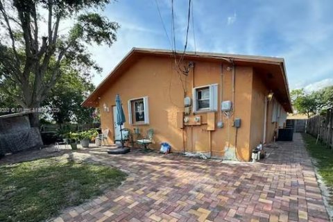 Casa en alquiler en Hollywood, Florida, 1 dormitorio, 184.13 m2 № 1930147 - foto 1