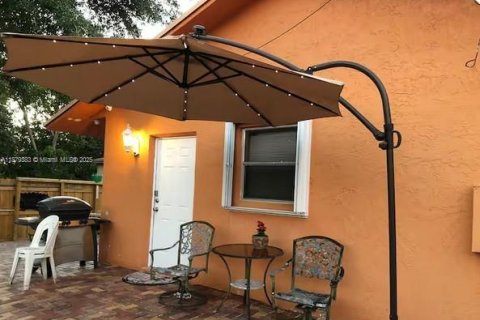Casa en alquiler en Hollywood, Florida, 1 dormitorio, 184.13 m2 № 1930147 - foto 2