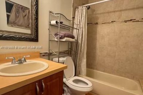 Casa en alquiler en Hollywood, Florida, 1 dormitorio, 184.13 m2 № 1930147 - foto 12