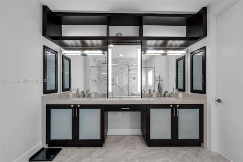 Villa ou maison à vendre à Coral Gables, Floride: 4 chambres, 268.77 m2 № 2024711 - photo 17