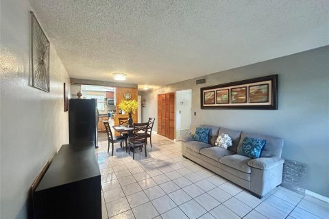 Condo in West Palm Beach, Florida, 2 bedrooms № 2182247 - photo 2