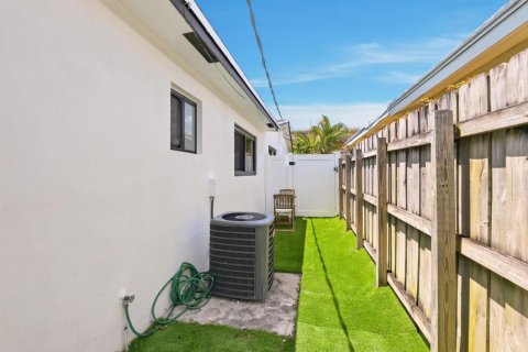 Apartment in Dania Beach, Florida 2 bedrooms, 194.07 sq.m. № 2177063 - photo 15